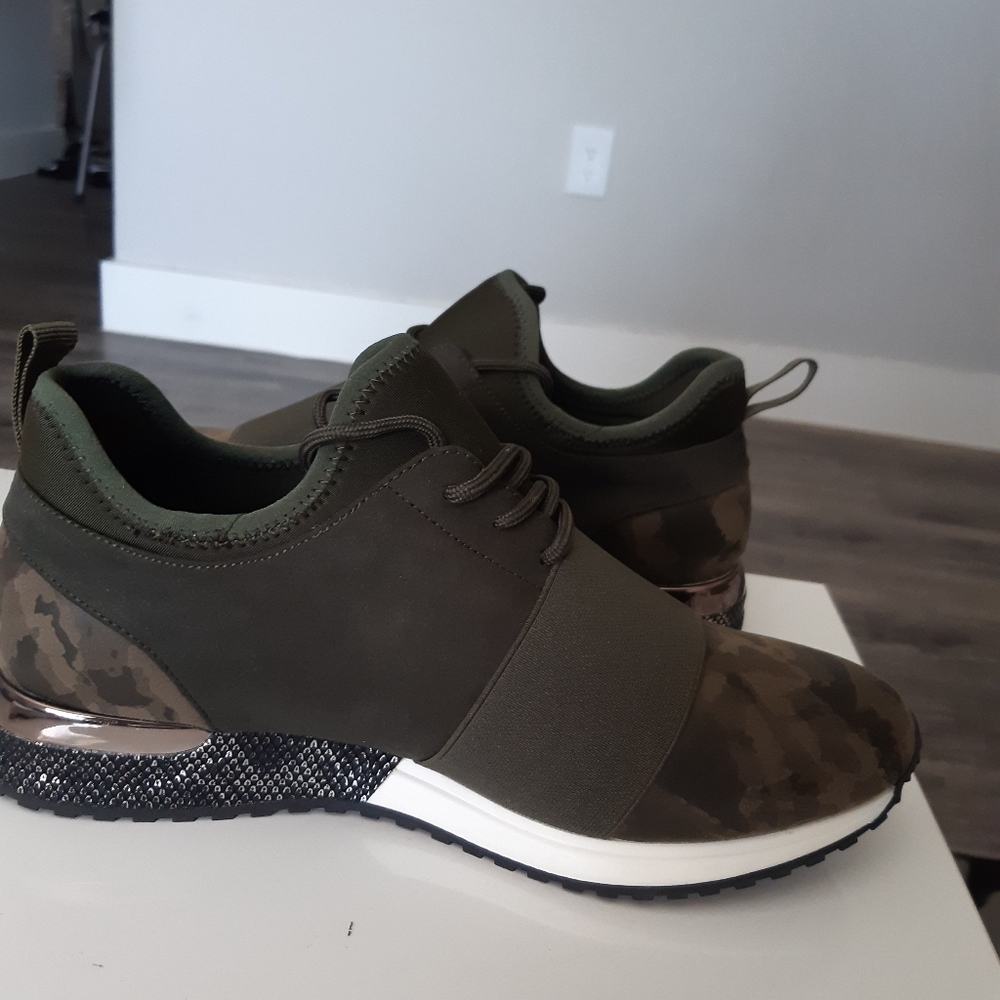 Camo Sneakers Women's size 10 fits like a 9 New